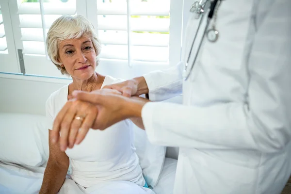 Médico Assistente Mulher Sênior — Fotografia de Stock