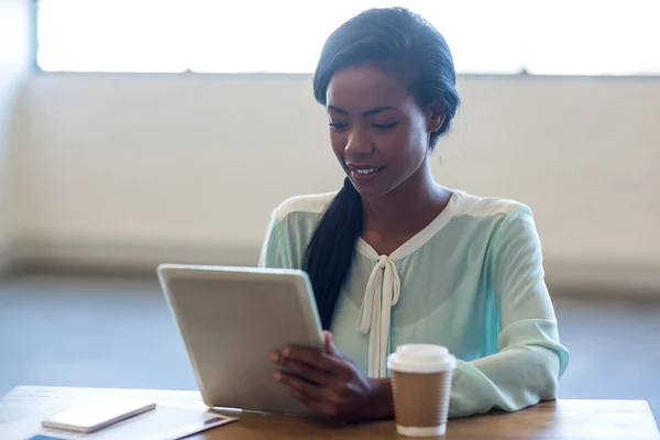 Businesswoman using tablet at desk — Stock Photo, Image