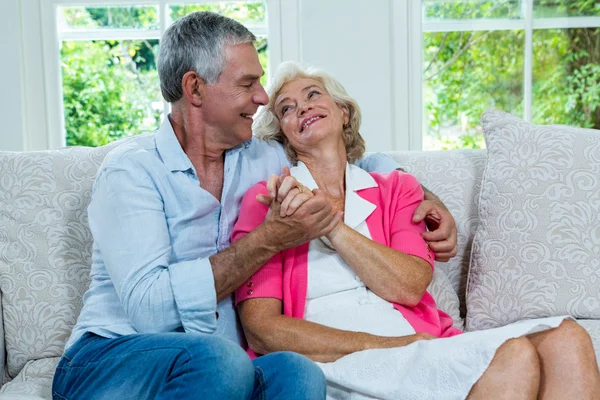 Kärleksfull äldre par i vardagsrum — Stockfoto