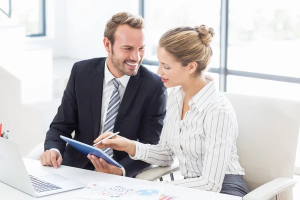 Collega's met tablet aan balie — Stockfoto