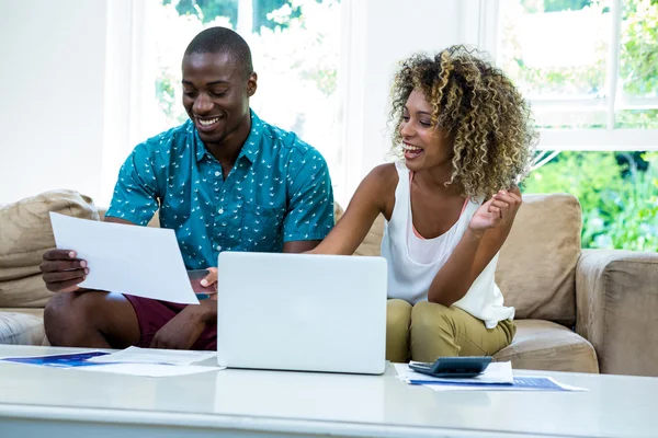 Par Kontrollera räkningar med laptop — Stockfoto