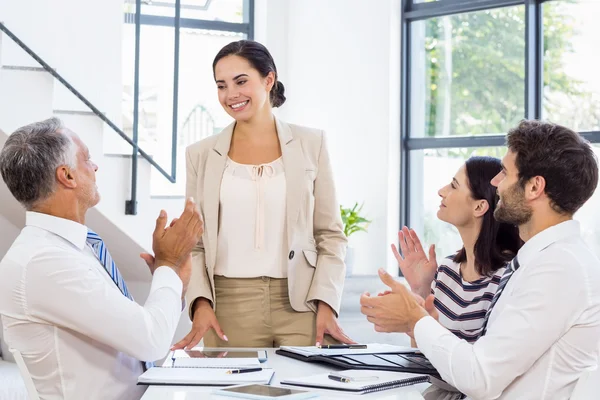 Business woman in front of her colleagues — стоковое фото