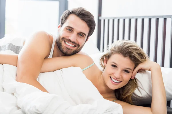 Casal jovem relaxante na cama — Fotografia de Stock