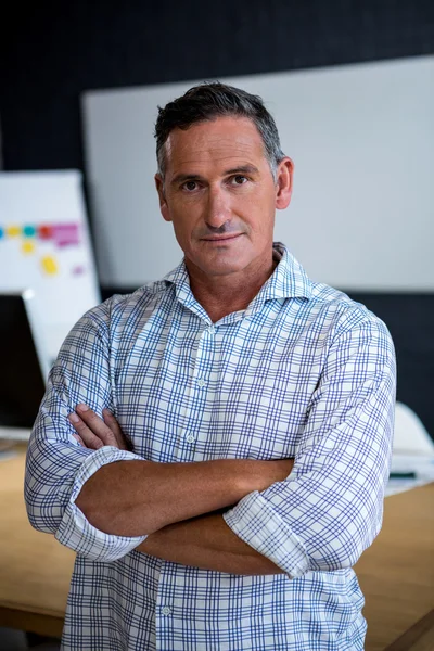 Confident man with arms crossed — Stock Photo, Image