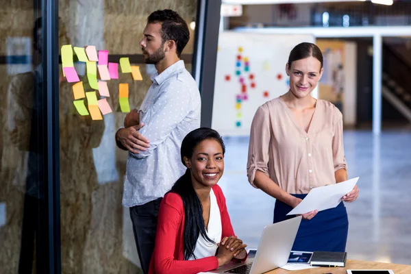 Team van collega's op hun bureau — Stockfoto