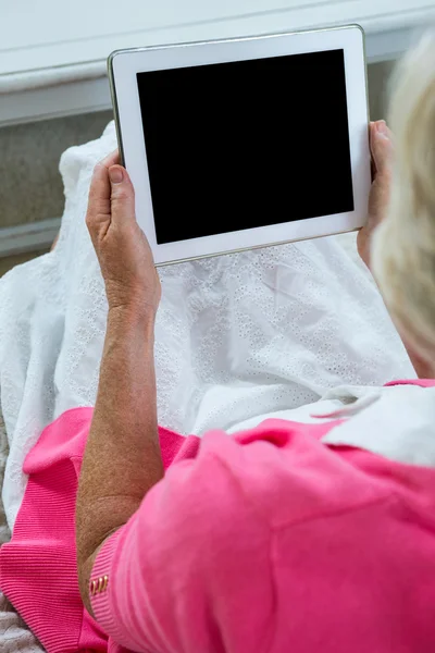 Donna anziana in possesso di tablet pc — Foto Stock