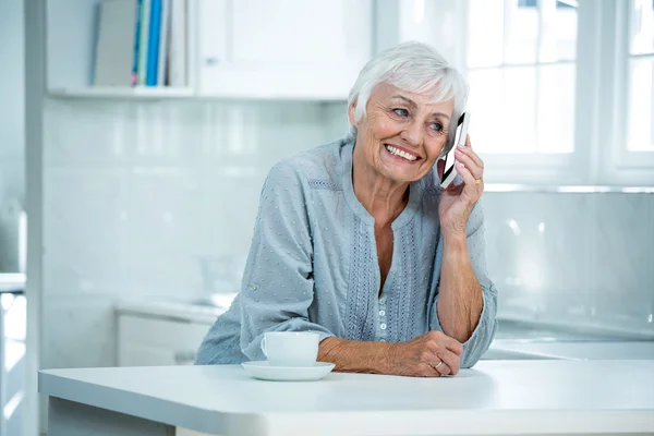 Pensionerad kvinna prata telefon — Stockfoto