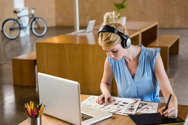 Grafiker schaut auf Grafik — Stockfoto