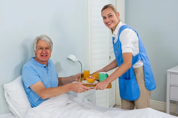 Krankenschwester gibt Senioren Frühstück — Stockfoto