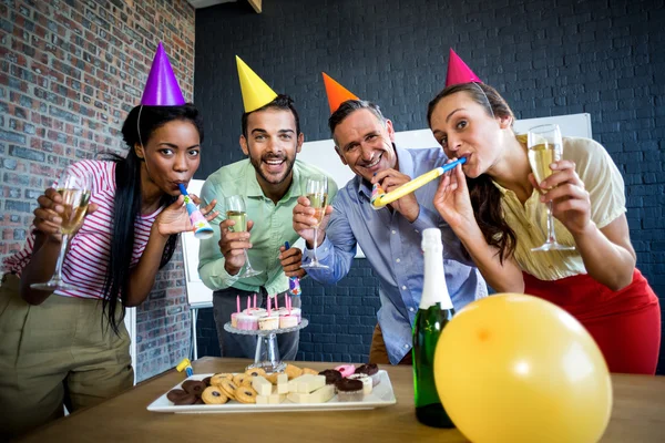 Colegas comemorando aniversário — Fotografia de Stock