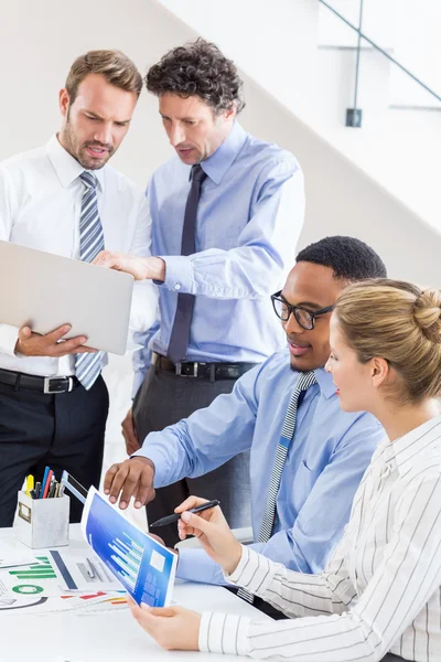 Collega's herziening van verslag — Stockfoto