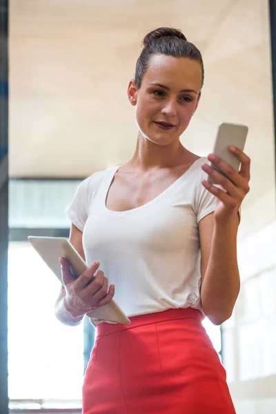 Mensajería de texto mujer en el teléfono móvil — Foto de Stock