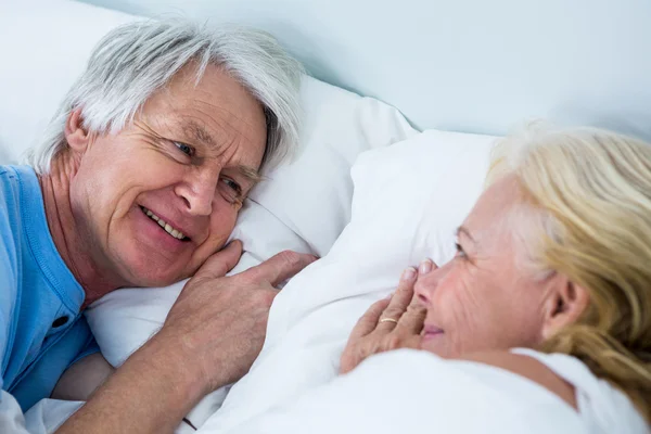 Seniorenpaar schläft auf Bett — Stockfoto