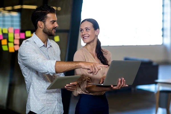 Colegas usando tableta y portátil — Foto de Stock