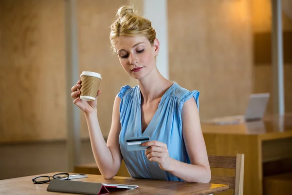 Mujer tomando café compras en línea — Foto de Stock