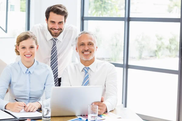 Collega's werken bij receptie — Stockfoto