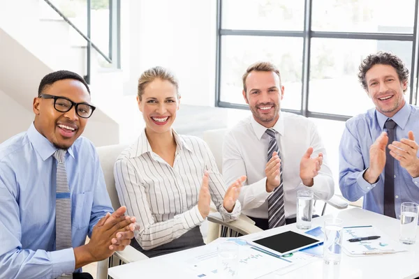Empresários aplaudindo enquanto em reunião — Fotografia de Stock