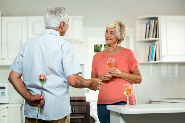 Uomo donna sorprendente in possesso di rosa — Foto Stock