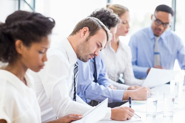 Zakenmensen werken in office — Stockfoto