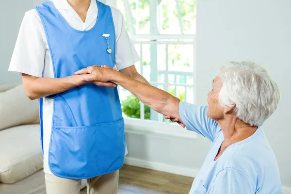 Zdravotní sestra pomoc starší žena — Stock fotografie