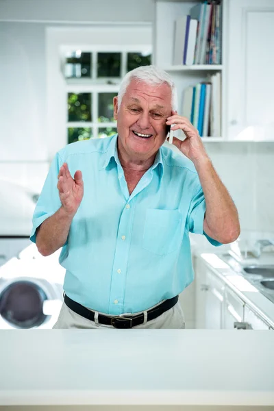 Senior man pratar i telefon — Stockfoto