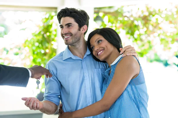 Onroerende goederenagent sleutels geven paar — Stockfoto