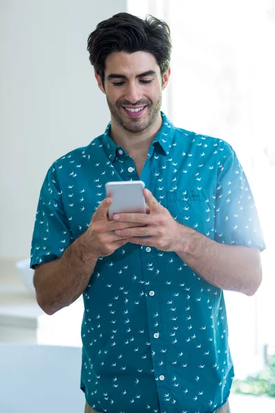 Jeune homme utilisant le téléphone — Photo