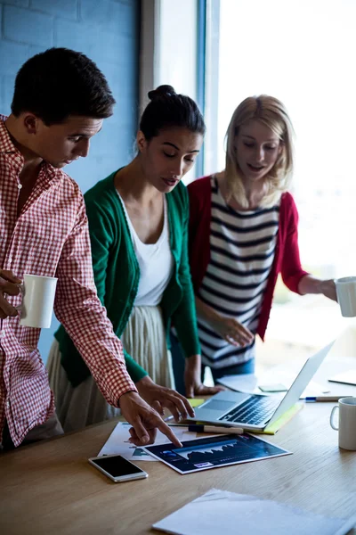 Collega's op hun Bureau bespreken — Stockfoto