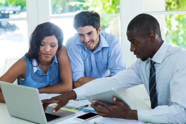 Ehepaar und Immobilienmakler diskutieren — Stockfoto