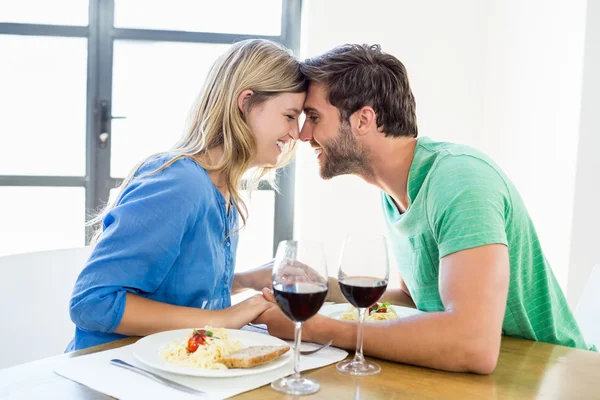 Пара сидить обличчям до обличчя за обіднім столом — стокове фото