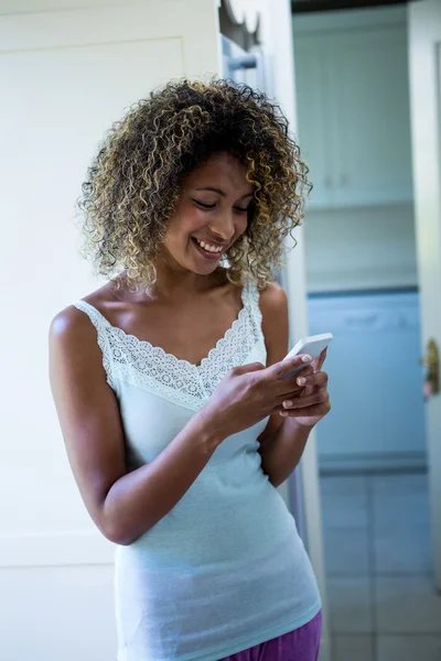Kvinna textmeddelanden på telefonen — Stockfoto