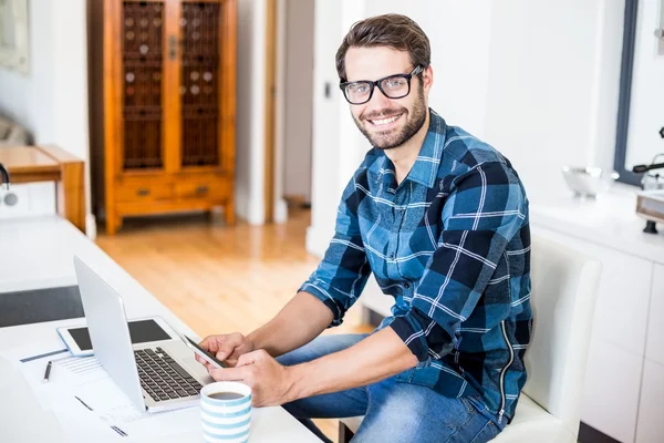 Man sitter på stol och med telefonen — Stockfoto