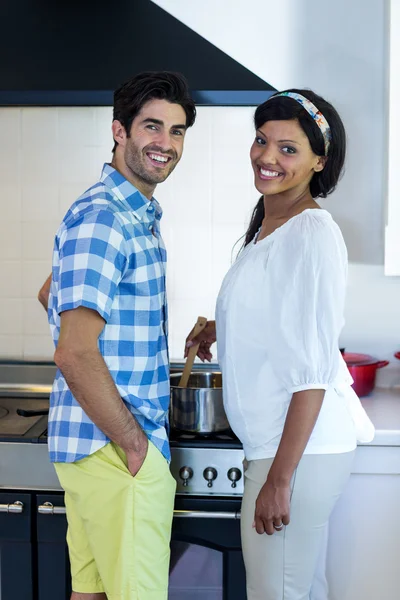 Couple cooking food together — Stock Photo, Image