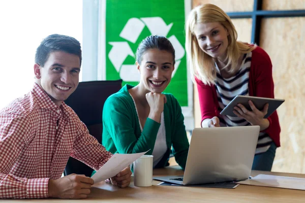 Kollege sitzt am Schreibtisch — Stockfoto