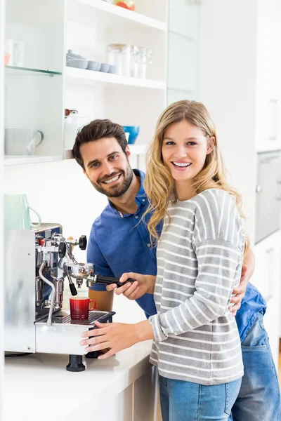 Jeune couple préparant le café — Photo