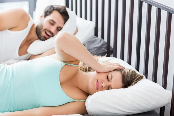Frau ignoriert, während Mann schnarcht — Stockfoto