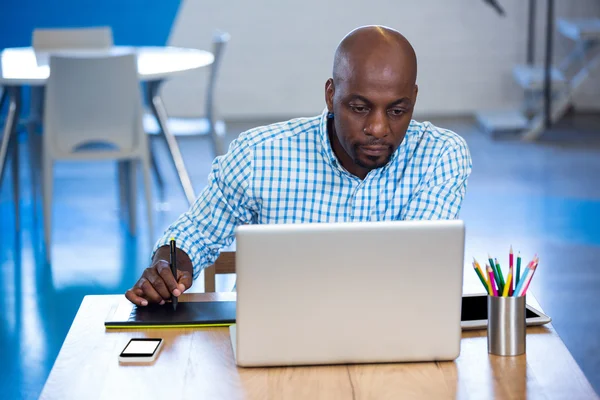 Mann arbeitet an Grafik-Tablet — Stockfoto