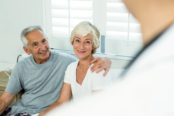 Seniorenpaar mit Arzt zu Hause — Stockfoto