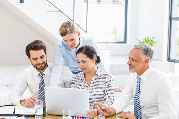 Collega's bespreken kantoorwerk — Stockfoto