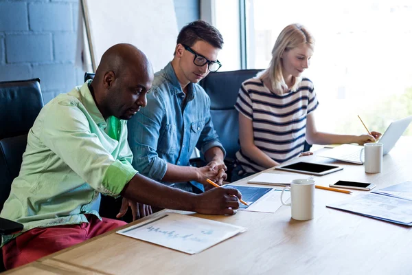 Colleagues working at their desk — Stock Photo, Image