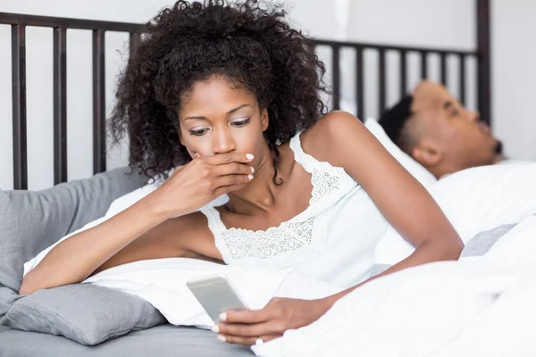 Femme choquée regardant le téléphone — Photo