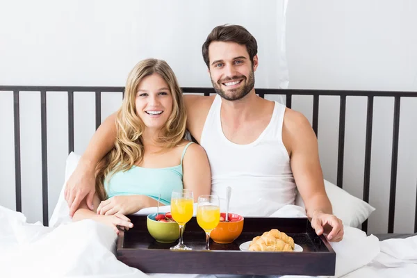 Jovem casal tomando café da manhã — Fotografia de Stock