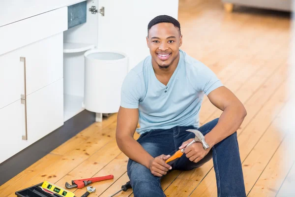 Mann zeigt Hammer — Stockfoto