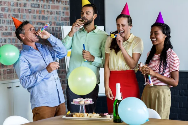 Colegas celebrando cumpleaños —  Fotos de Stock