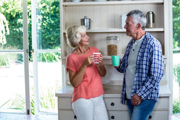 Koppel die thuis koffie drinken — Stockfoto