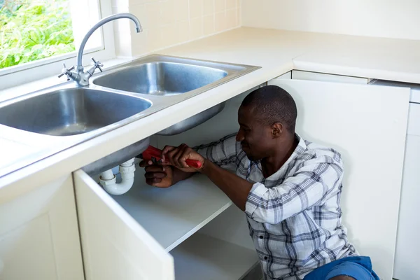 Adam bir mutfak lavabo tamiri — Stok fotoğraf