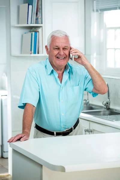 Senior telefoniert zu Hause mit Handy — Stockfoto