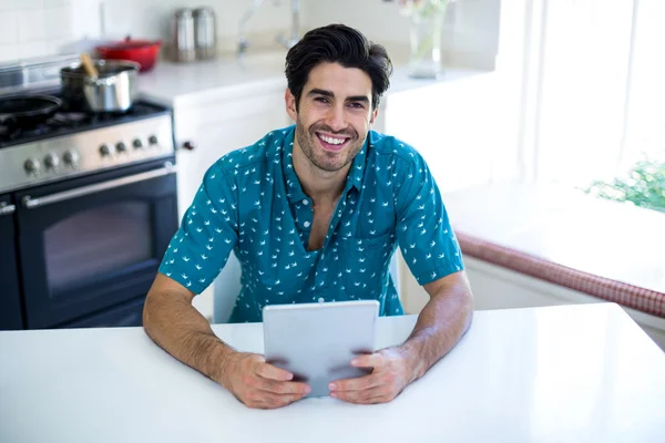 Uomo che utilizza tablet in cucina — Foto Stock