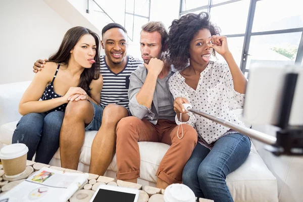 Freunde machen lustige Gesichter — Stockfoto