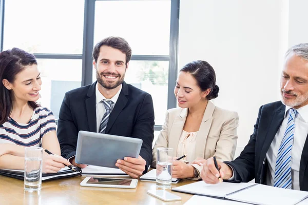 Arbeiter schauen auf ein Notizbuch — Stockfoto